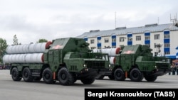 Зенитные ракетные комплексы С-300 на генеральной репетиции военного парада, посвященного 75-летию победы над фашистской Германией во Второй мировой войне, шестого июня 2020 года (указом Путина парад перенесли на 24 июня из-за пандемии коронавируса). Фото: Сергей Красноухов/ТАСС