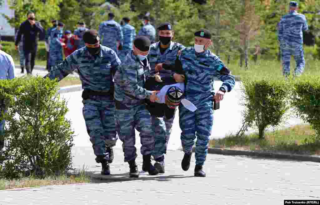 Сторонники Мухтара Аблязова, который в 2009 году бежал в Европу, выступили за отмену признания &quot;экстремистскими&quot; движения &quot;Демократический выбор Казахстана&quot; и движения &quot;Көше партиясы&quot;, которое в апреле объявило о намерении добиваться официальной регистрации