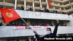 Сторонники Садыра Жапарова на митинге в Бишкеке