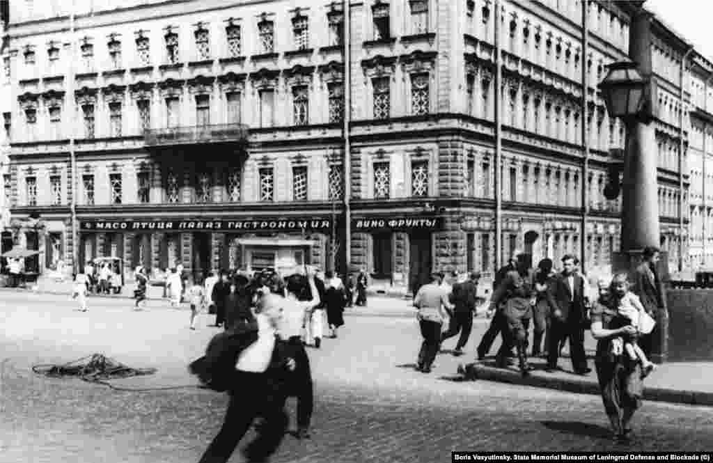 Борис Васютинский. На Чернышевой площади (сейчас &ndash; площадь Ломоносова) во время воздушной тревоги 11 июля 1941 года. Военный корреспондент Васютинский снимал блокаду, действующую армию, партизанские отряды. В семье фотографа хранится конверт, который он носил с собой: &quot;Всем, кто найдет этот конверт, просьба переправить его в ТАСС&quot;