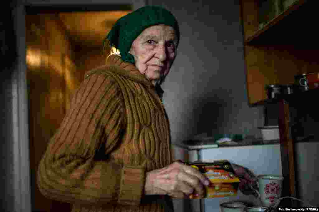 Некоторое время 84-летняя Раиса Козакова делила свой дом еще с 8 людьми, которые нуждались в убежище. Сейчас они вернулись к себе. Во время обстрелов крыша дома Раисы сильно пострадала &ndash; теперь снег и дождь попадают внутрь