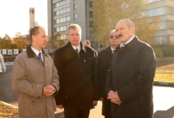 Валерий Цепкало (слева) и Александр Лукашенко в Парке высоких технологий, Минск, 25 октября 2005 года