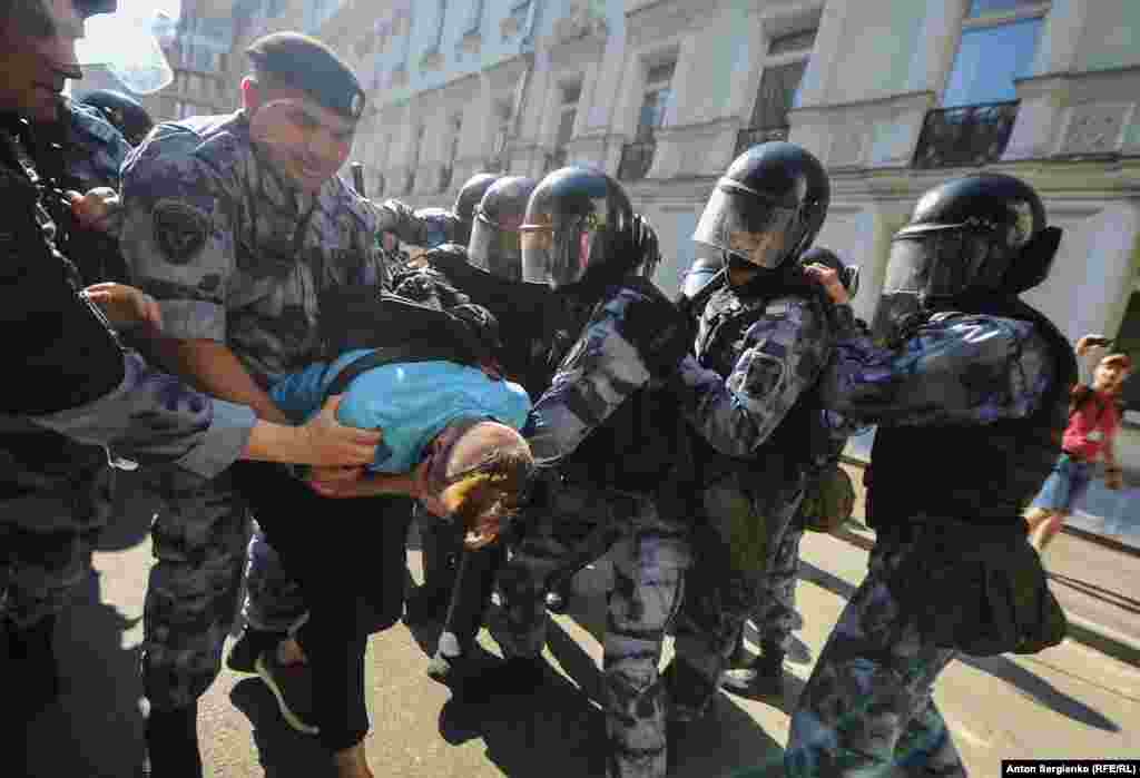 Людей задерживали только за присутствие на Тверской, у них не было при себе плакатов