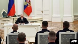 Russian President Vladimir Putin meets with servicemen at the Kremlin in Moscow on June 27, 2023. (Photo by Mikhail TERESHCHENKO / SPUTNIK / AFP)